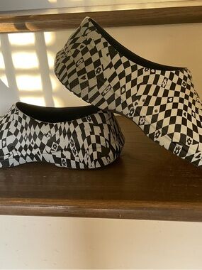 Crocs, sz 12, checkered graphic